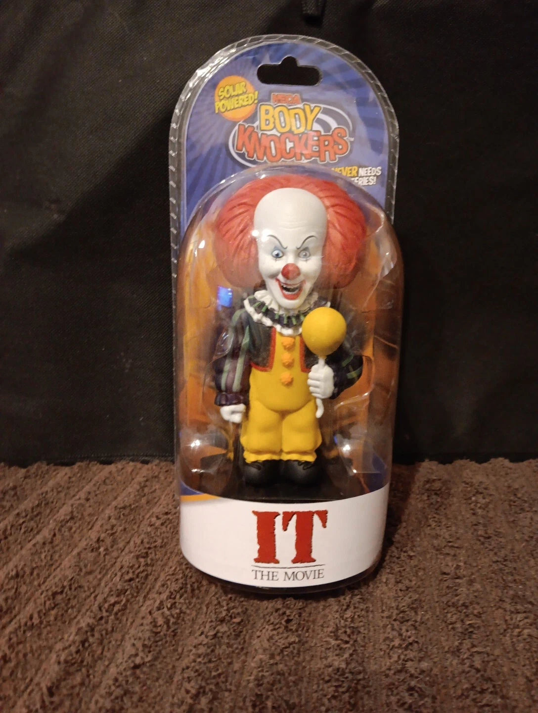 IT THE MOVIE Pennywise Solar Power Body Knocker Figure NECA New