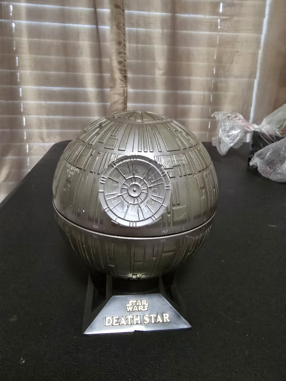 1998 Hasbro Death Star Meditation Chamber W/ Darth Vader Figure Base Globe Opens
